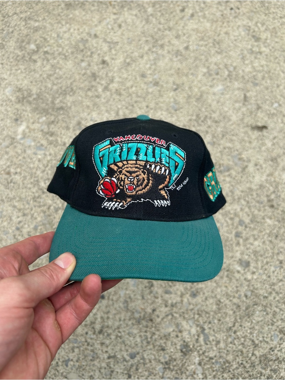 90’s vintage Vancouver Grizzlies Embroidered Black & Teal Snapback Hat